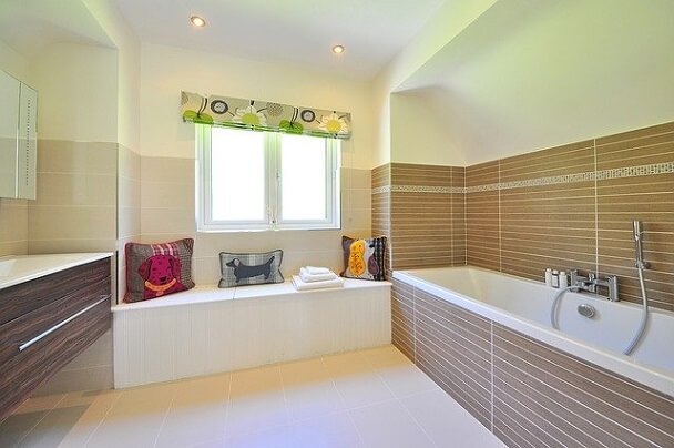 bathroom-1336162_640
